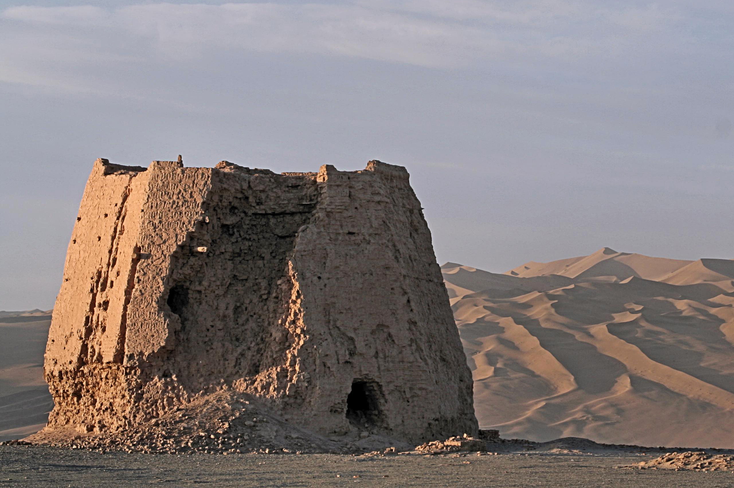 Summer_Vacation_2007,_263,_Watchtower_In_The_Morning_Light,_Dunhuang,_Gansu_Province